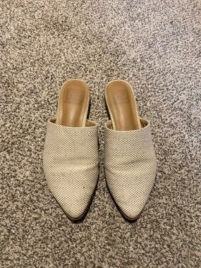 Dolce Vita Pointed-Toe Slip-On Mule in Cream Woven Fabric - size 6